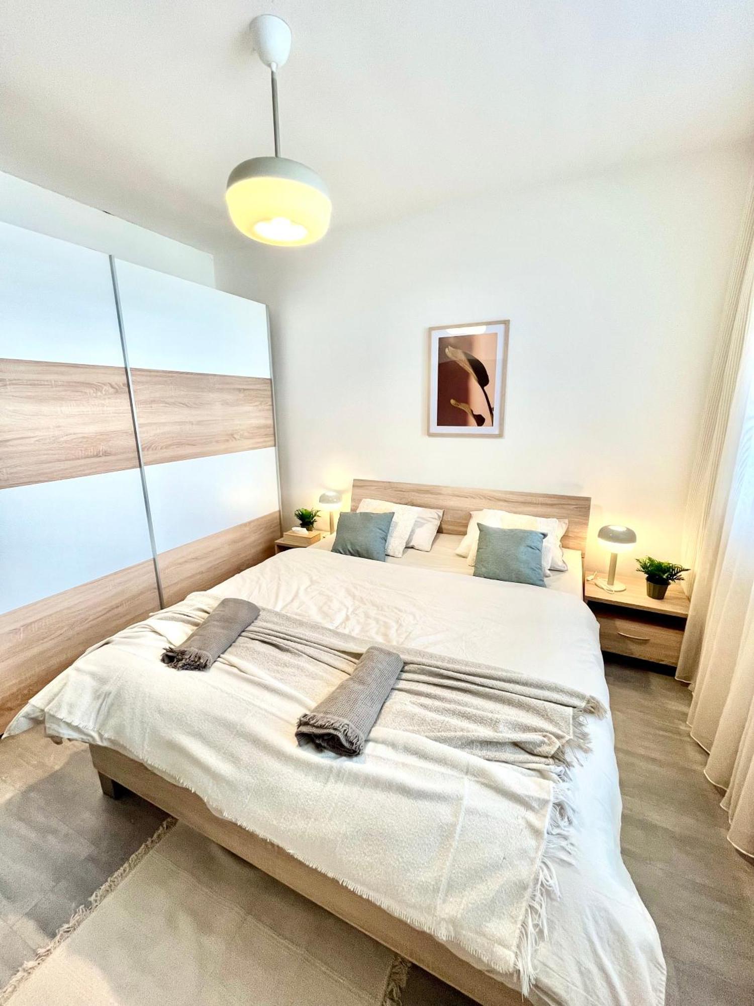 The Elite Suite Downtown 2- Bedroom Apt Ac & Garage Parking Bratislava Exterior foto