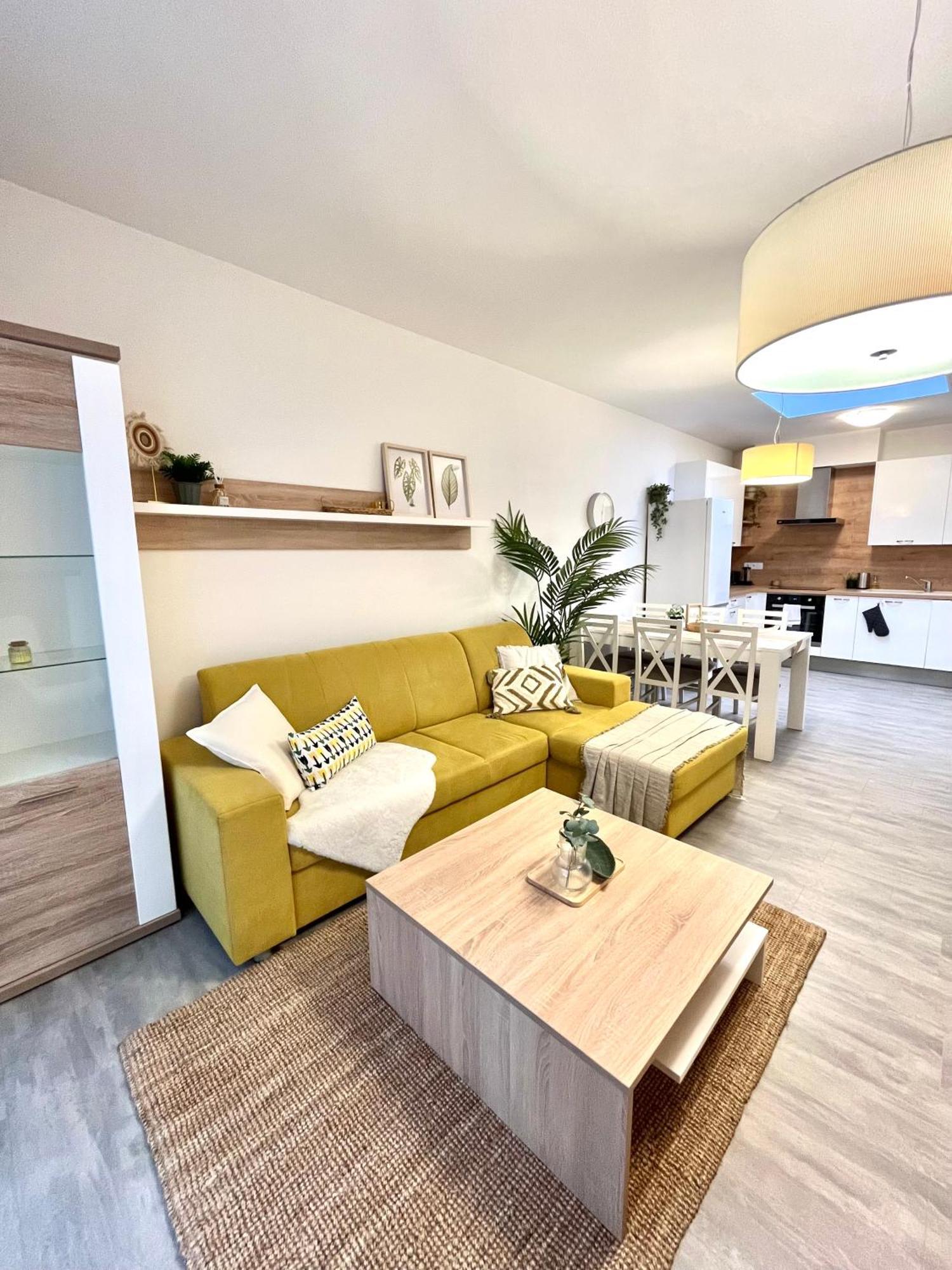 The Elite Suite Downtown 2- Bedroom Apt Ac & Garage Parking Bratislava Exterior foto