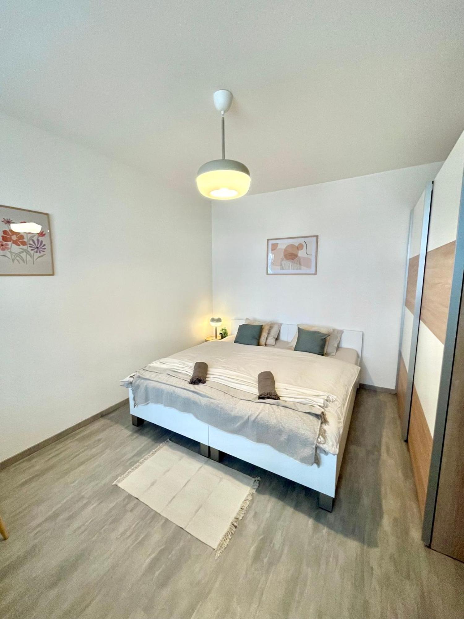 The Elite Suite Downtown 2- Bedroom Apt Ac & Garage Parking Bratislava Exterior foto